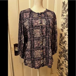 Akemi Kin womens purple floral top. Size Large. Purple floral peasant